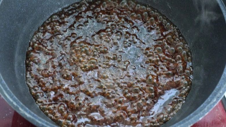 红烧肉丸子,丸子蒸熟后取出倒掉锅中的水,加入一勺食用油烧热,再将料汁倒进去小火煮至黏稠。