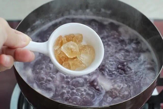 紫薯小米粥,待山药和紫薯软熟、粥呈稍微黏稠状态加入冰糖,搅拌至冰糖融化。