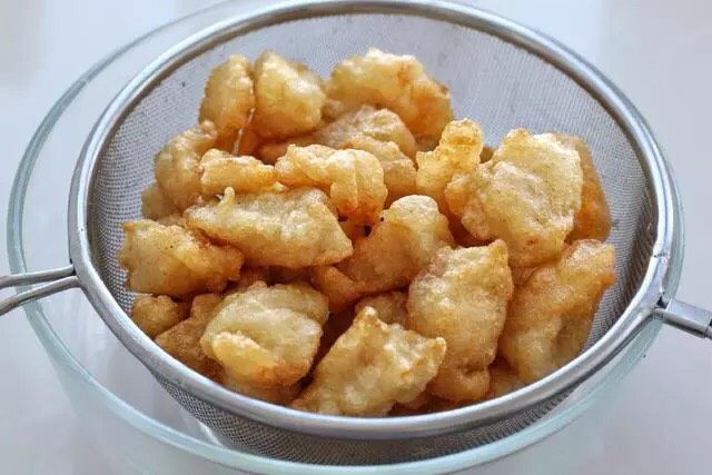 茄汁龙利鱼,待龙利鱼表皮定型变色后捞出控油,然后再次将油温升高,把鱼块放入锅中复炸一遍,炸至表面金黄酥脆捞出控油备用。