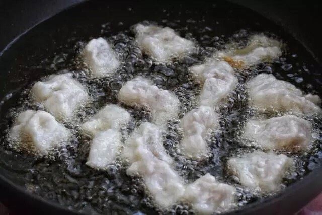 茄汁龙利鱼,锅中倒适量食用油烧至八成热,可以用一根筷子插入油锅中,筷子周围冒出气泡即可。然后一块一块的放入龙利鱼中火炸制,先不要急着搅拌,鱼块定型后再用筷子轻轻翻动。