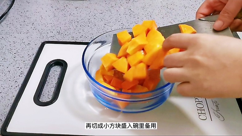 木瓜炖牛奶,切成小块盛入碗里