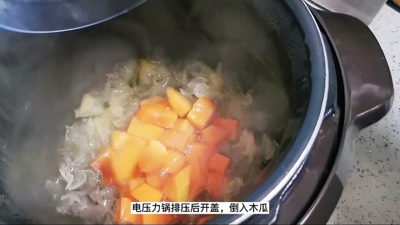 木瓜炖牛奶,银耳煮好后倒入木瓜