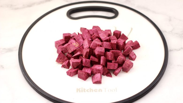 紫薯小米粥,<a style='color:red;display:inline-block;' href='/shicai/ 2643'>紫薯</a>去外皮洗净,用刀切成小丁。