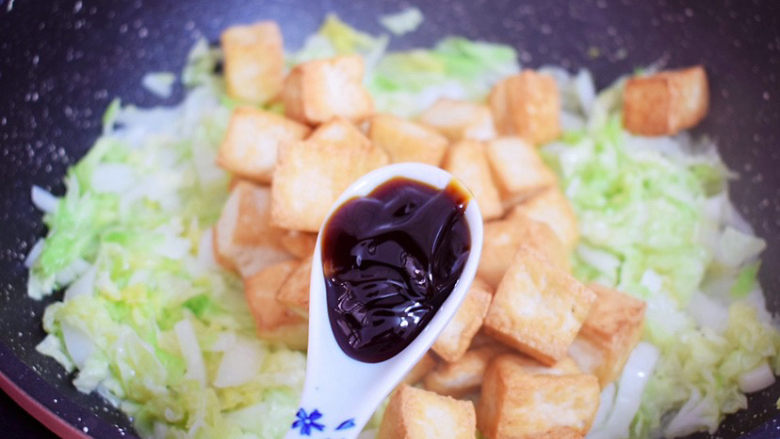 白菜炒豆腐,加入<a style='color:red;display:inline-block;' href='/shicai/ 721'>蚝油</a>
