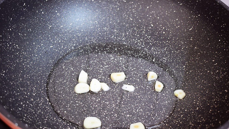 白菜炒豆腐,另起锅倒入适量的食用油烧热,放入蒜片爆香