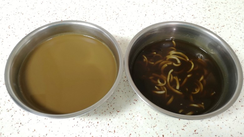 自制猪皮冻,用豆浆机打好的汤倒入一个盆里,剩下的汤倒入另外一个盆里,这样就可以做出两份不一样的<a style='color:red;display:inline-block;' href='/shicai/ 415'>猪皮</a>冻。