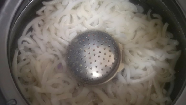 自制猪皮冻,葱姜大料用调料盒装起来一起放入砂锅,加入纯净水,烧开以后小火炖两个小时,炖好以后可以放一些酱油调色(不喜欢可以不放)。