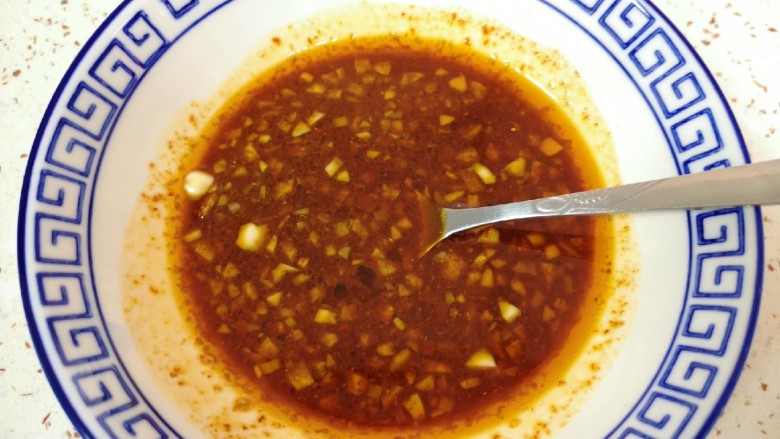 自制猪皮冻,再根据自己的口味加入<a style='color:red;display:inline-block;' href='/shicai/ 768'>香醋</a>、盐、蔬之鲜和酱蘸汁,调好蘸料汁。