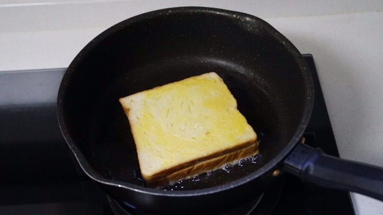 🔥爆浆香蕉酸奶吐司🍞,放入吐司片,小火煎至两面都呈金黄色即可。