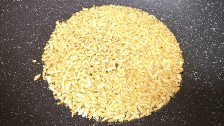 芥菜丝咸菜,炒锅内倒适量的食用油烧至八成热,下入大蒜碎,中火翻炒至大蒜碎变成金黄色。