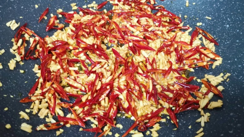 芥菜丝咸菜,下入辣椒丝,小火炒出香味。