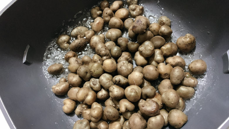 糖霜山药豆,然后将晾干爽的山药豆加到糖浆中,关火翻炒