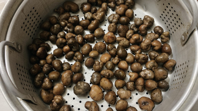 糖霜山药豆,因为山药豆个头小,还是带皮食用,所以强迫症的自己洗了三次,然后平整的上蒸锅,大火隔<a style='color:red;display:inline-block;' href='/shicai/ 156925'>水</a>蒸10分钟