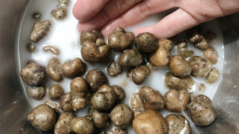 糖霜山药豆,再第二次冲洗,洗去山药豆不平整处的一些杂质
