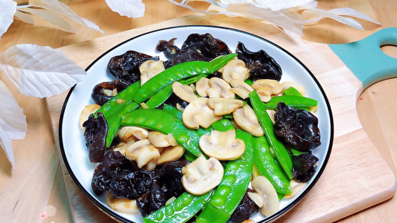 炒口蘑,鲜香美味的口蘑炒鲜蔬就上桌了!