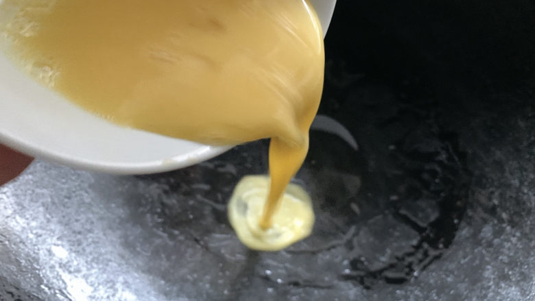 豆腐炒鸡蛋,锅烧热油,中火加入蛋液