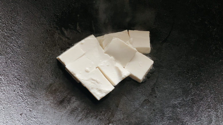 豆腐炒鸡蛋,将豆腐入锅中中火煎制,建议选用有韧劲一些的北豆腐。