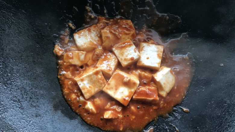 豆腐炒鸡蛋,中火翻炒均匀