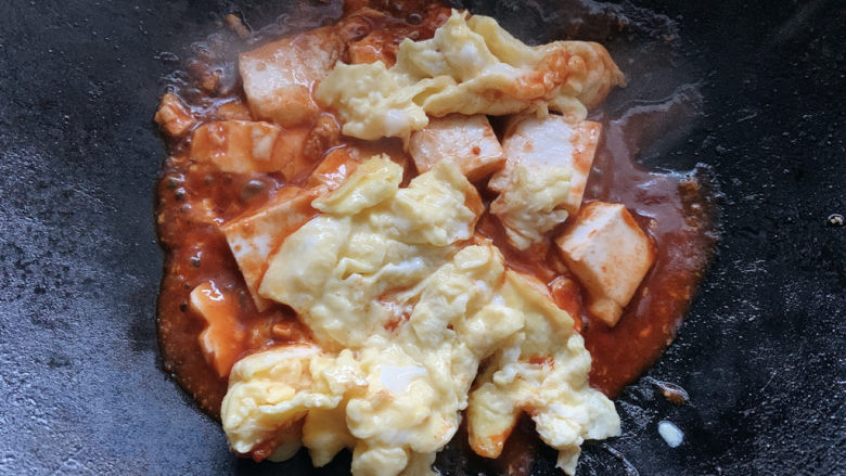 豆腐炒鸡蛋,最后加入鸡蛋,炒10s出锅