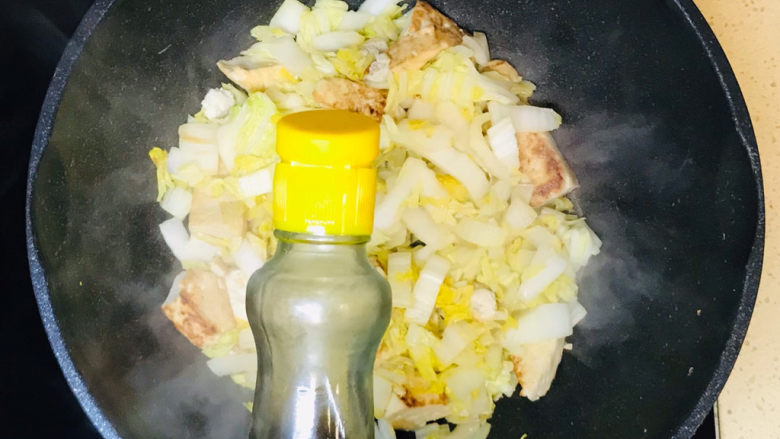 白菜炒豆腐,一直翻炒至熟,关火起锅前淋入<a style='color:red;display:inline-block;' href='/shicai/ 847'>香油</a>提香