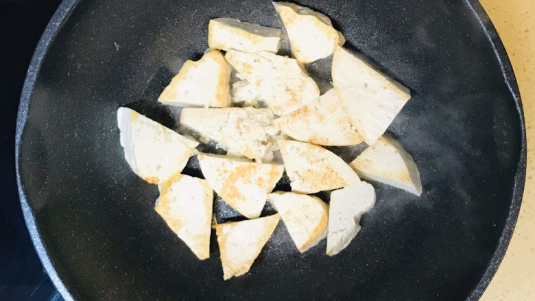 白菜粉丝汤,转中火,煎至两面金黄色