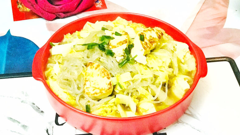 白菜粉丝汤,装盘后,撒上少许葱花装饰一下