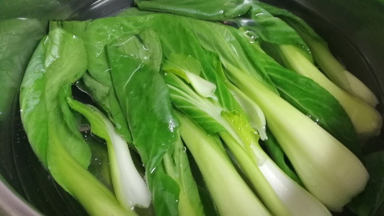 炒口蘑,水开放入小油菜,烫10秒捞出。
