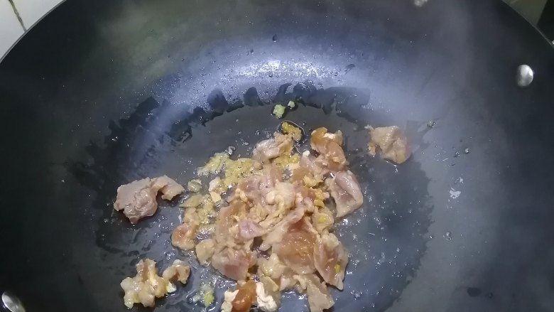 瘦肉白菜炖粉条,加入瘦肉丁，炒至变色