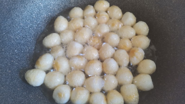 茄汁鹌鹑蛋,煎至鹌鹑蛋表面起虎皮,金黄焦脆,盛出备用