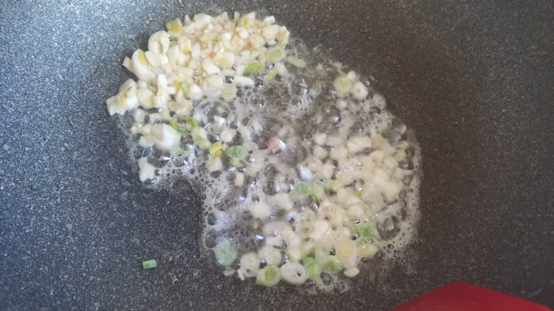 茄汁鹌鹑蛋,锅里留底油,下入葱蒜爆香