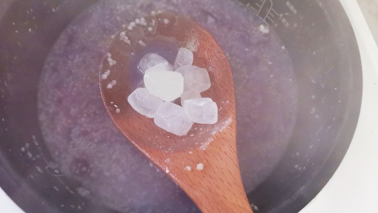 紫薯小米粥,煮至米开花加入紫薯继续煮至紫薯软烂,加入<a style='color:red;display:inline-block;' href='/shicai/ 866'>冰糖</a>继续煮至融化