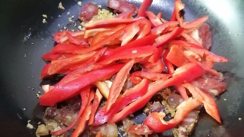 简简单单也不失美味~~腊味西兰花,加入辣椒丝,炒至断生