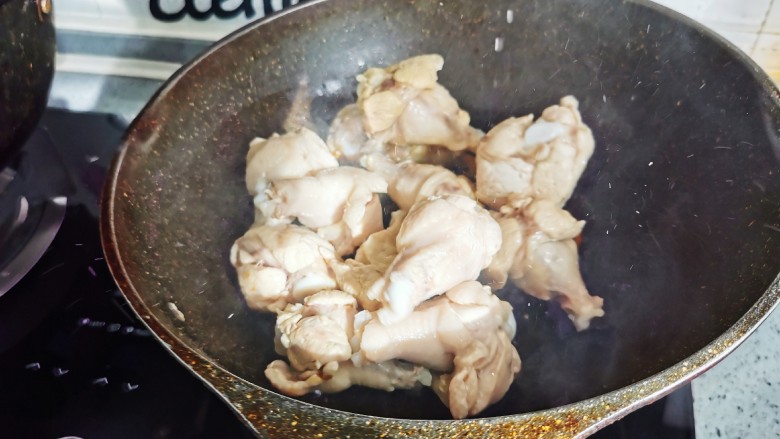 啤酒鸡翅根,倒入鸡翅根,小心烫伤自己
