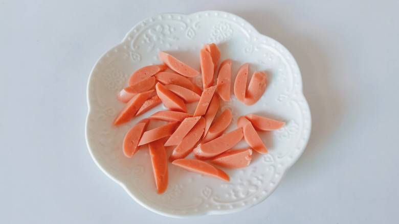 白菜炒豆腐,火腿肠也是对半切开,切成小块。