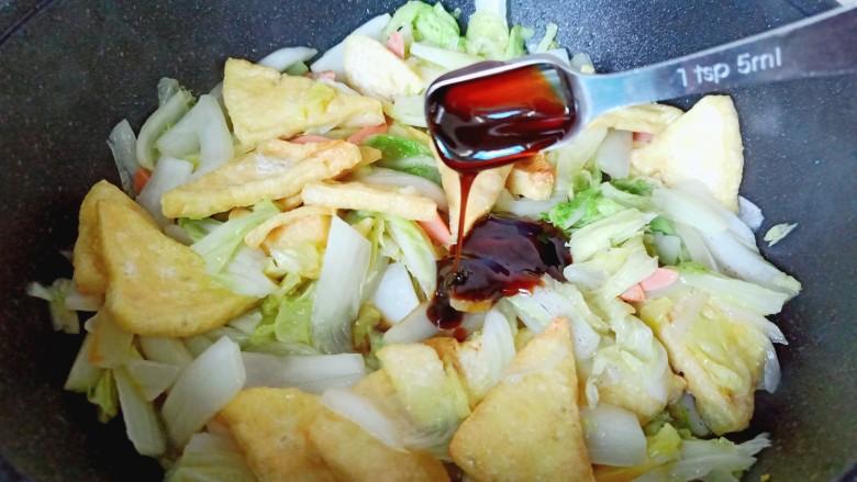 白菜炒豆腐,再加蚝油一勺,盐一勺。
