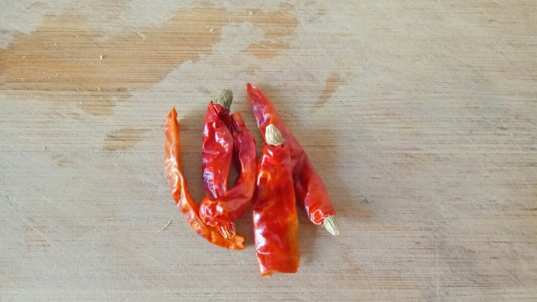 酱黄豆,干红辣椒冲洗干净