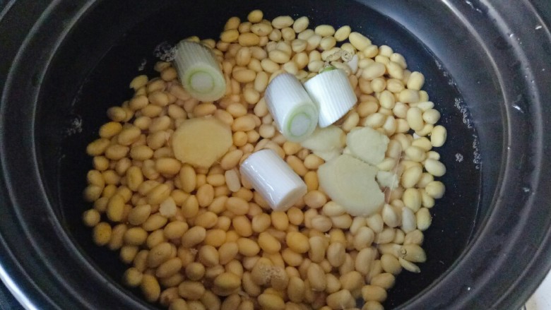 酱黄豆,加入葱段,姜片