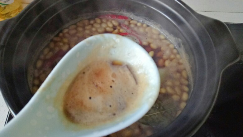 酱黄豆,大火煮开,撇去浮沫,转小火焖煮40分钟