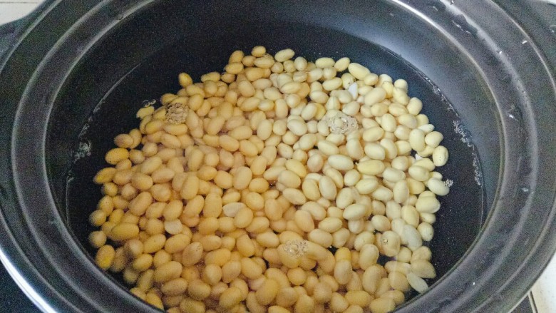酱黄豆,黄豆放入砂锅中,加入没过黄豆半指的水