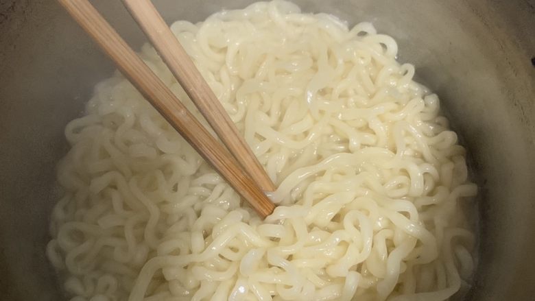 火鸡拉面,剩余一点能把酱料拌匀就行。也可以把汤水装起来,不够时再加,确认用好咯再全部倒掉。