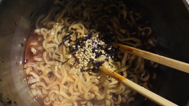 火鸡拉面,加入芝麻和海苔丝。