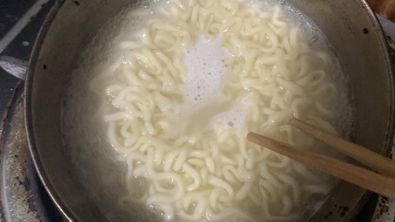 火鸡拉面,把多余水份倒掉!