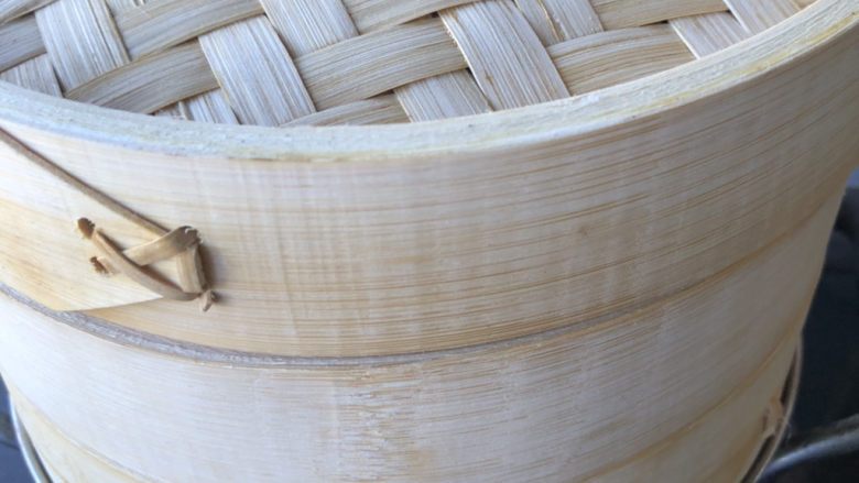 粘米粉蒸蛋糕,上锅蒸40分钟左右,焖5分钟后再开盖。