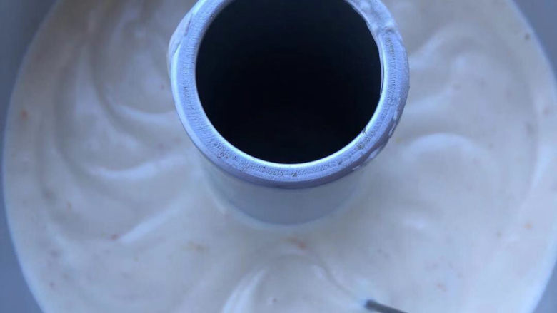 香橙戚风,倒入中空模具,用筷子划一圈去除气泡。