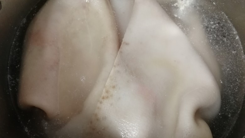 自制猪皮冻,<a style='color:red;display:inline-block;' href='/shicai/ 415'>猪皮</a>清水里泡30分钟,洗掉表面杂质。