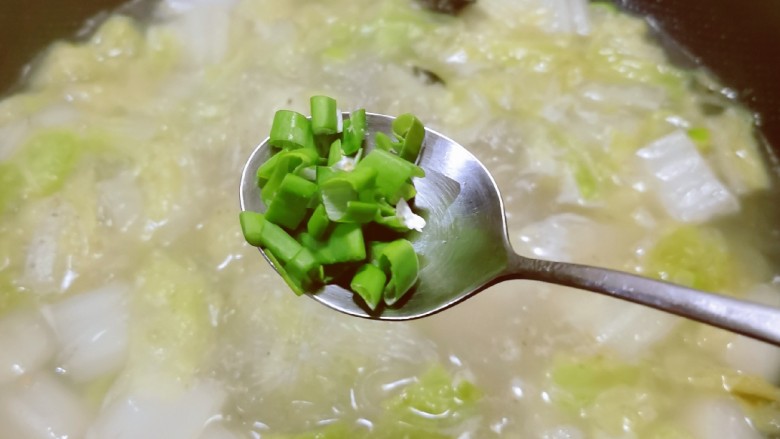 白菜粉丝汤,撒上葱碎,关火出锅。