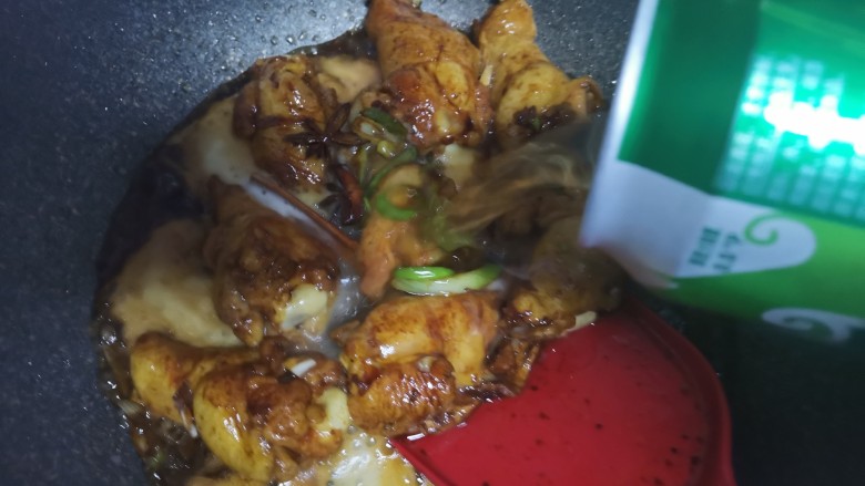 啤酒鸡翅根,加入一听啤酒,大火煮开,转小火炖20分钟