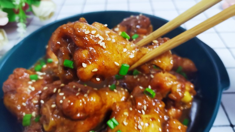 啤酒鸡翅根,盛入盘中,撒上熟芝麻和葱花即可