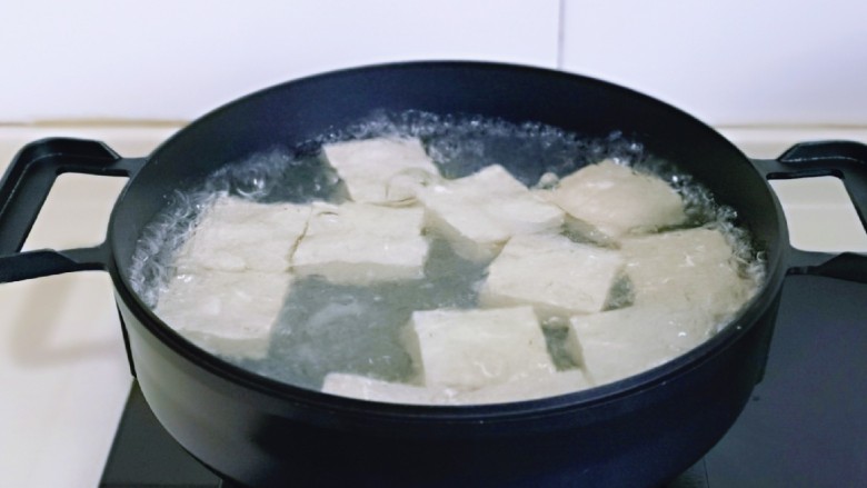 茄汁鹌鹑蛋,锅中加入水烧开,下豆腐再次烧开,煮1分钟捞出。