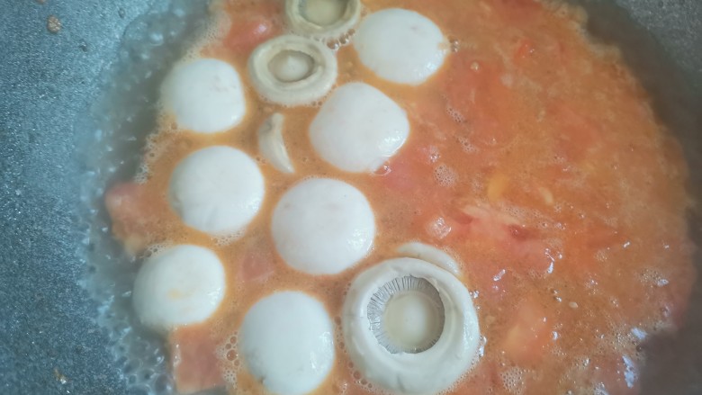 口蘑汤,水开下入口蘑继续煮